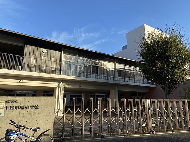 横浜市立十日市場小学校 210m