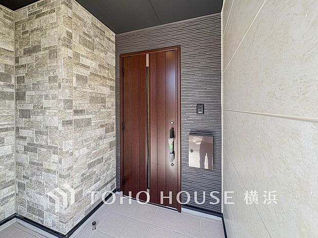 お住まいの顔となる玄関。住まう方のプライドを満たすクオリティを備えています。 