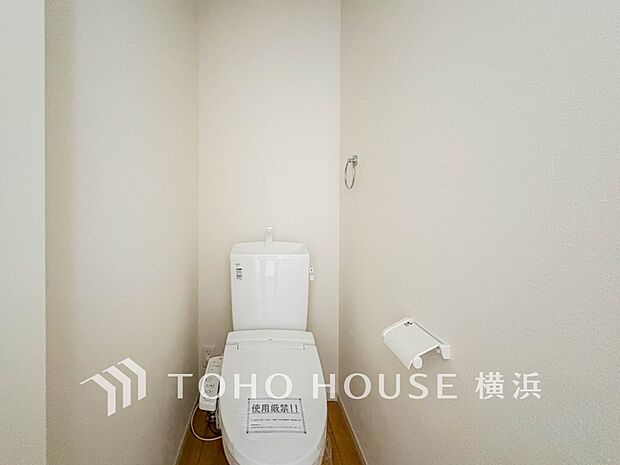 換気と明るさに配慮した、清潔感溢れるトイレ。落ち着いた空間で安らぎのひとときをお過ごしいただけます。