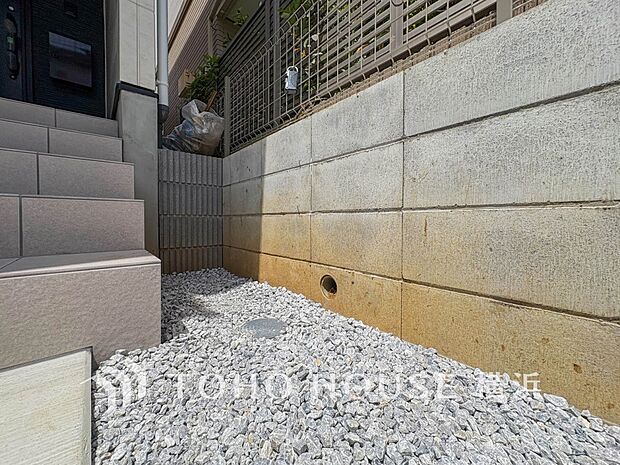 ガーデニングで色とりどりの草花を綺麗に飾ればより一層華やかな空間になります。