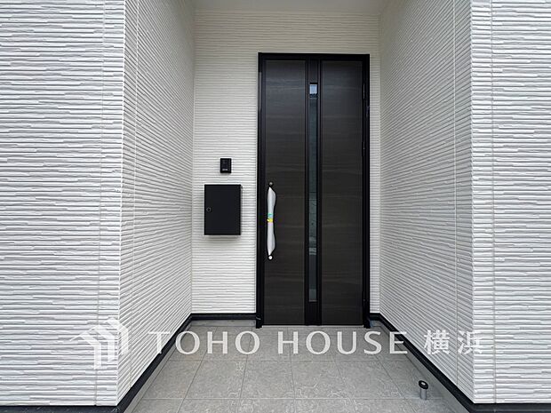 お住まいの顔となる玄関。住まう方のプライドを満たすクオリティを備えています。 (4号棟)