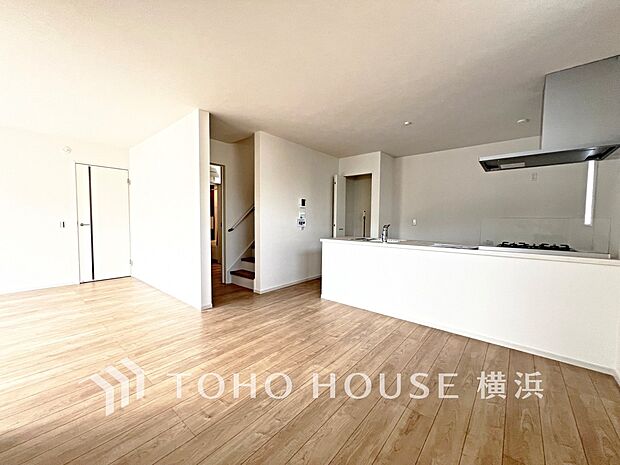 家族と過ごす時間を大切にしたい方にぴったりの明るくゆとりある住空間です。(2号棟)