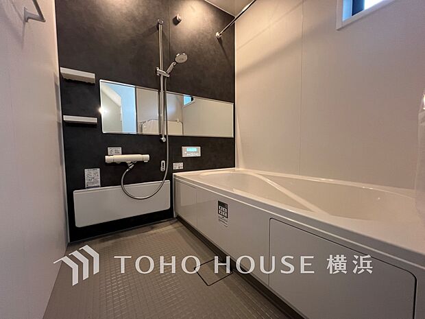 一日の疲れが癒される優雅な時間を堪能できるゆとりあるバスルームです。(4号棟)