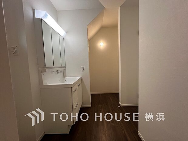 ご家族の1日が始まり、1日の終わりを締めくくる洗面空間。(4号棟)