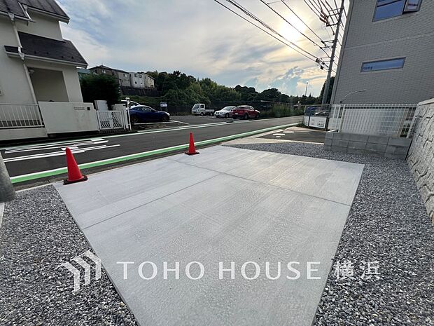 敷地内に駐車スペースがあると、日々の暮らしのをスムーズに運ぶ事が出来ます。(3号棟)