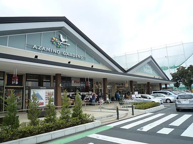 あざみ野ガーデンズ 1100m 18のショップ&レストランとスポーツ施設。のびのびとショッピングやスポーツが楽しめます。