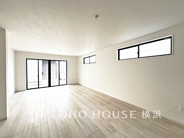 光と風があふれる開放的なリビングダイニングには自然と家族みんなが集まってきます。