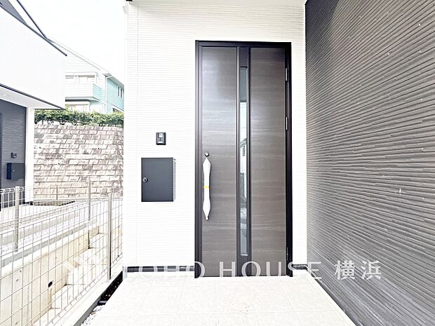 お住まいの顔となる玄関。住まう方のプライドを満たすクオリティを備えています。