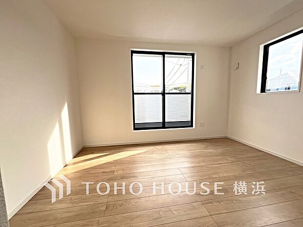 一日の疲れをいやしてくれる寝室。時を忘れて過ごす場所として過ごせるお部屋。