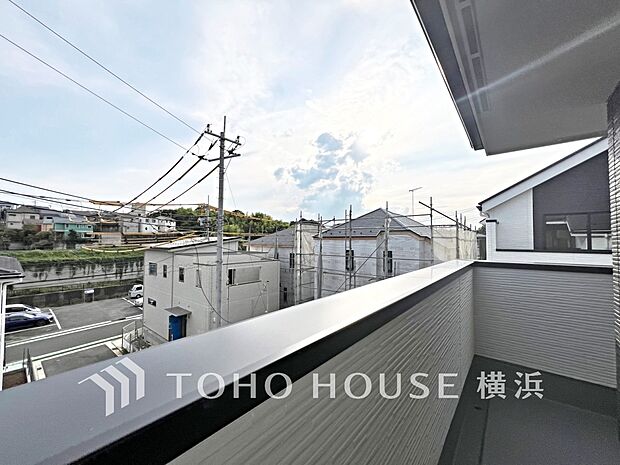 心地よい陽射しや暖かな風を楽しむことが出来るバルコニー。