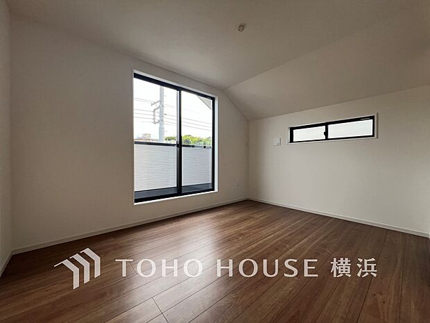 一日の疲れをいやしてくれる寝室。時を忘れて過ごす場所として過ごせるお部屋。