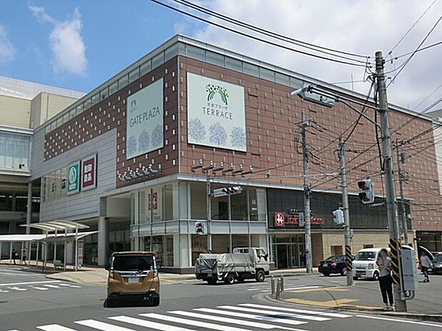 たまプラーザ テラス　1900m　駅直結のショッピングエリア。ファッション、レストラン、インテリア雑貨がある複合商業施設です。 