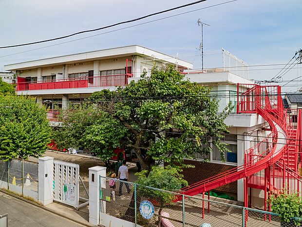 認定こども園 若葉幼稚園　700m　これからの時代にふさわしい自立できる人間となる素地をつくる事を念頭に置いた保育をしています。 