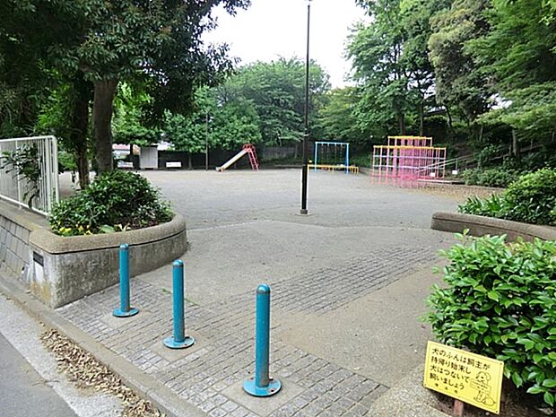諏訪坂公園　240m　小さなお子様も安心して遊ばせられる公園です。 