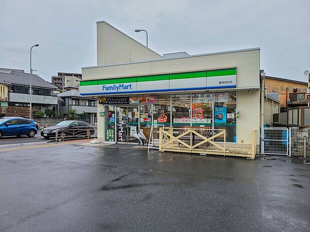 ファミリーマート 鶴見旭台店　160m　近くにあるとちょっとした買い物にも便利ですね。 