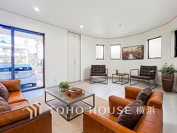 広々としたリビングダイニングは、シックでモダンな内装。（家具・家電・装飾品はCG画像です）