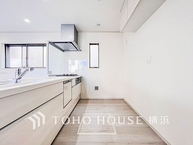 明るい自然光が入るキッチン。家族そろってキッチンに立っても調理がしやすく余裕の広さ。