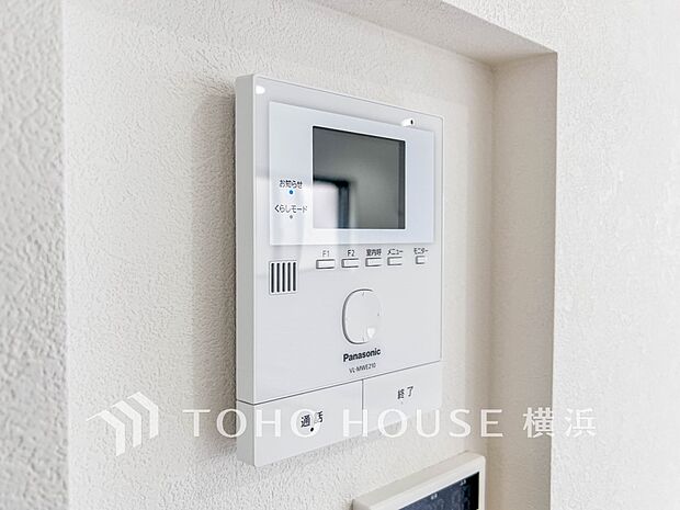 誰が来てもわかる様にモニター付きインターホンを設置。快適と安らぎを合わせた優しい設計。 