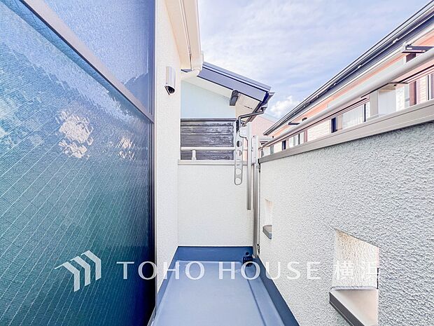 太陽の恵みをたっぷりと受けて、洗濯物も気持ちよく干せそうです。