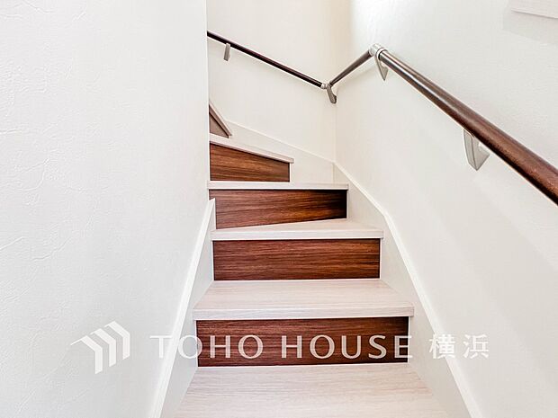 各フロアを結ぶ階段。集いの空間と一人の時間を楽しむプライベートルームをバランスよく繋いでいます。