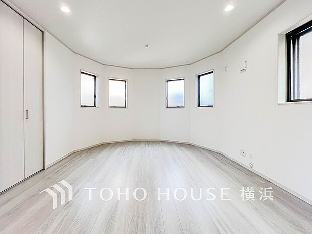 溢れる光をたっぷり取り込んだリビングダイニング。