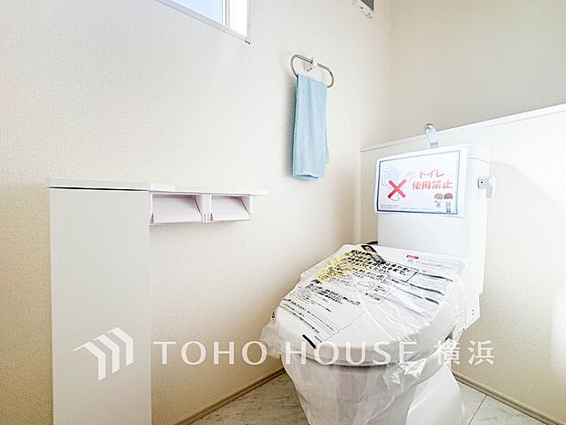 換気と明るさに配慮した、清潔感溢れるトイレ。落ち着いた空間で安らぎのひとときをお過ごしいただけます。