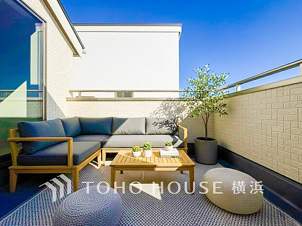 休日にまとめてお洗濯される方も安心のバルコニー。（家具・装飾品等はAI加工です）