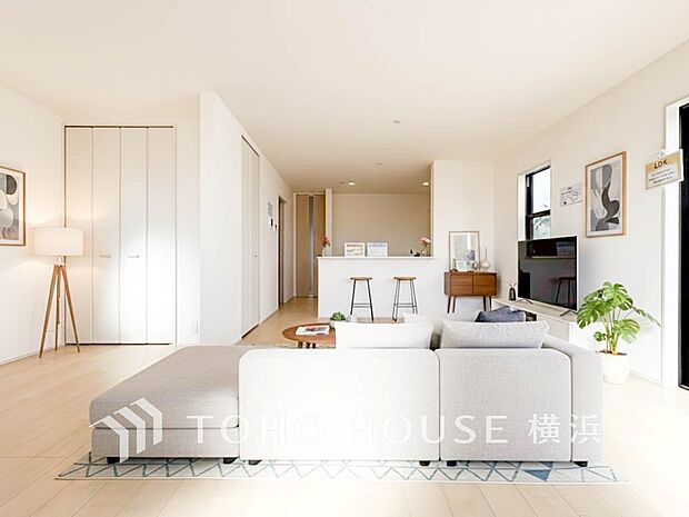 大きな窓から明るい陽射しが射し込む家族みんなの憩いの場。（家具・装飾品はAI加工です）