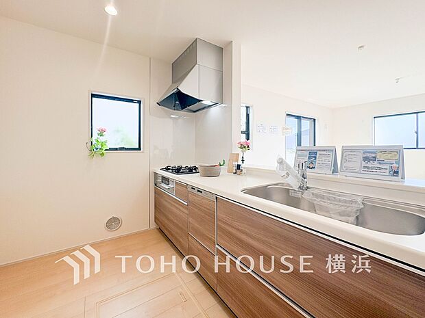 機能性とデザイン性を兼ね備えたシステムキッチン。リビングとの一体感も考慮され、美しい空間が実現。