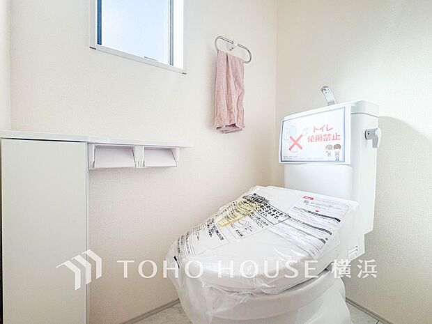 換気と明るさに配慮した、清潔感溢れるトイレ。落ち着いた空間で安らぎのひとときをお過ごしいただけます。