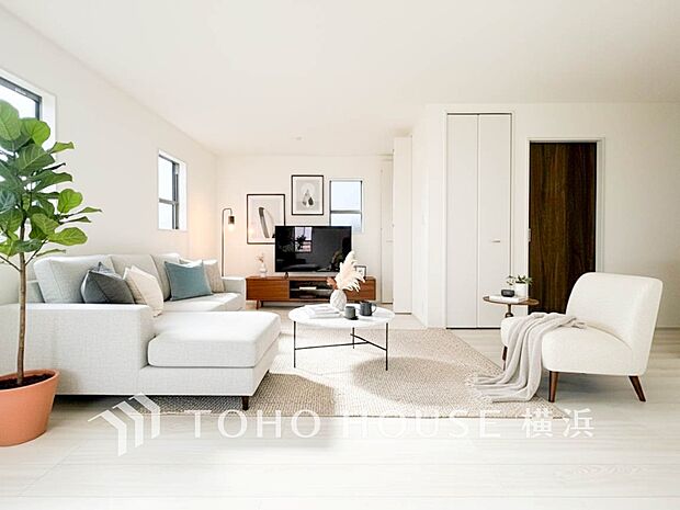 大きな窓から明るい陽射しが射し込む家族みんなの憩いの場。（家具・装飾品はAI加工です）