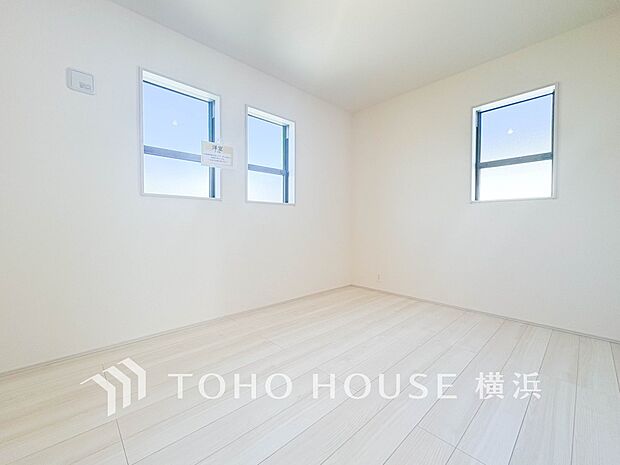 通風・採光にも優れ、心地よい光と風があふれています。プライベートな自分時間を快適に過ごせるお部屋。