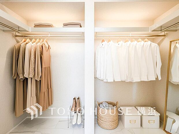 ウォークインクローゼットは家族みんなの衣類が収納できるよう広めに設計。（家具・装飾品はAI加工です）