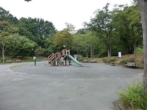 鴨志田公園　500m　寺家ふるさとの森の隣。野球場、広場、遊具がある綺麗に整備された大きな公園です。 