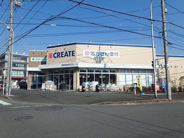 クリエイトエス・ディー新鴨志田店　270m　10時から22時まで営業。お薬や日用品、冷蔵・冷凍食品・精肉・お酒などをお手ごろ価格で取揃え。 