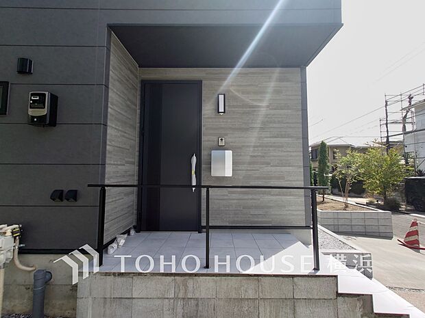 デザイン性の高いエントランスは、住む方のプライドを満たすクオリティ。