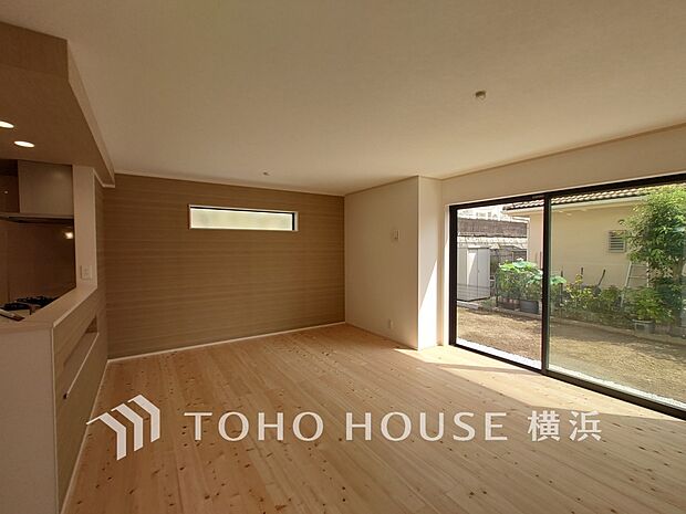 明るく開放的な空間が広がるLDK。室内には豊かな陽光が注ぎ込み、爽やかな住空間を演出。