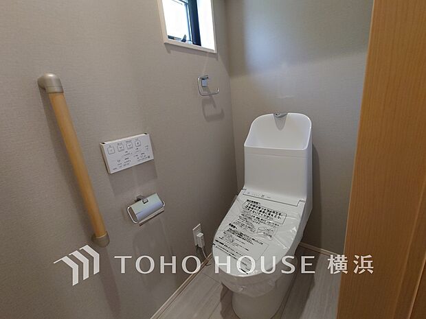 換気と明るさに配慮した、清潔感溢れるトイレ。落ち着いた空間で安らぎのひとときをお過ごしいただけます。