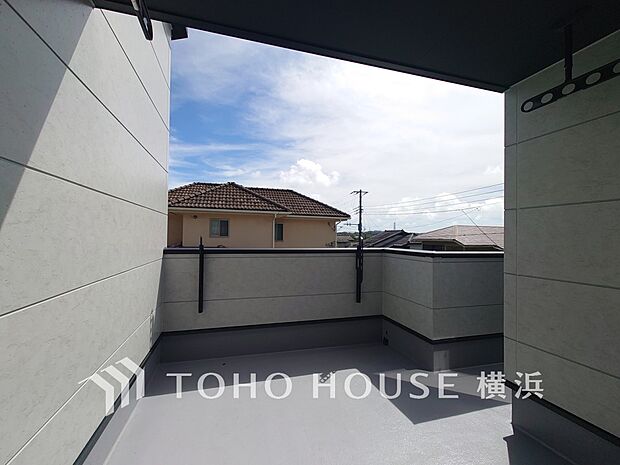 太陽の恵みをたっぷりと受けて、洗濯物も気持ちよく干せそうです。