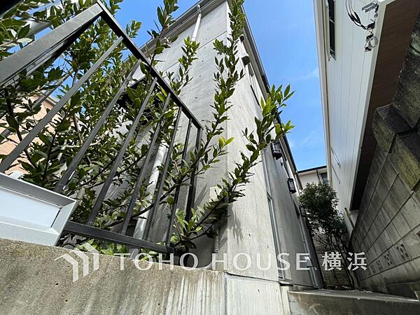 洗練された印象の外観で訪れる人の記憶にも残るスタイリッシュな邸宅。