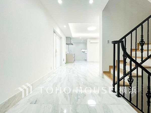 清潔感漂う廊下。各お部屋をつなぐ主要空間として美しく存在しています。