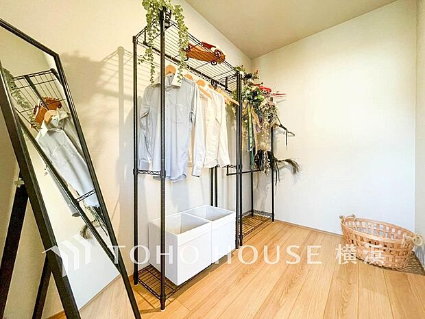 季節物の衣類もスッキリ収納できるウォークインクロゼット。