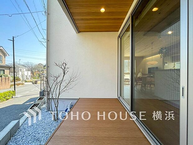 青空が輝く日には、陽だまりのテラスをアウトリビングとして。