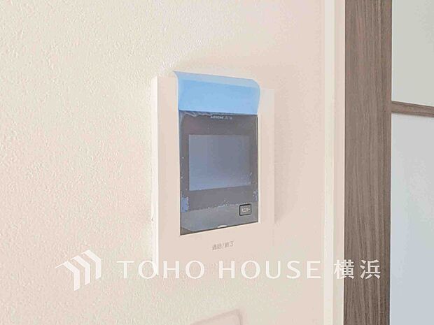 誰が来てもわかる様にモニター付きインターホンを設置。快適と安らぎを合わせた優しい設計。