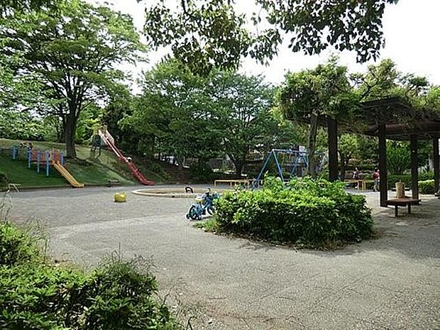 西が岡三丁目公園 m 閑静な住宅街の中の緑豊かな公園。滑り台やブランコなどの遊具があり木陰でひと休みできるベンチもあります