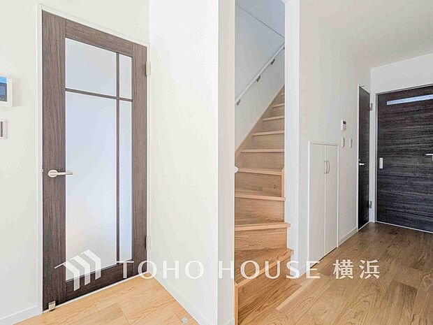 各フロアを結ぶ階段。集いの空間と一人の時間を楽しむプライベートルームをバランスよく繋いでいます。