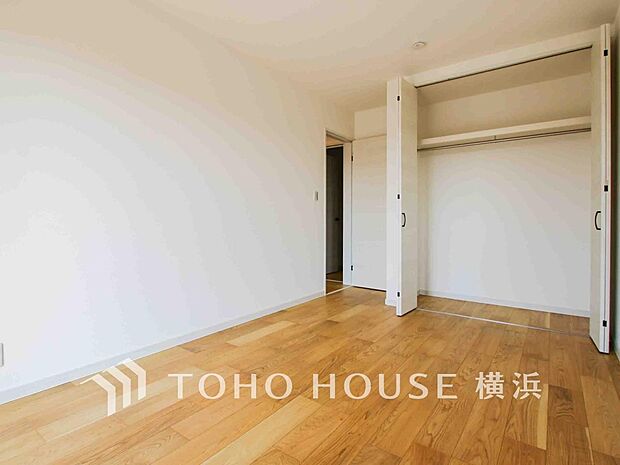 一日の疲れをいやしてくれる寝室。時を忘れて過ごす場所として過ごせるお部屋。