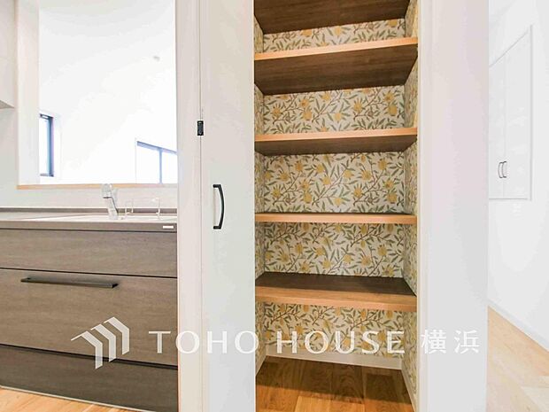 パントリーには缶詰や調味料などの食品類、かさばるペーパーやラップ類をまとめて収納できます。