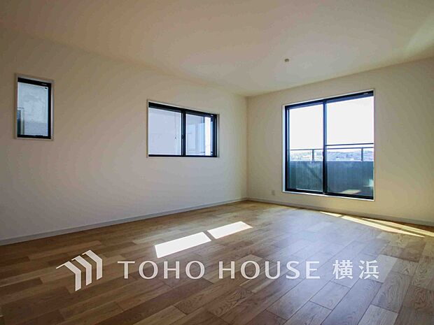 光と風があふれる開放的なリビングダイニングには自然と家族みんなが集まってきます。