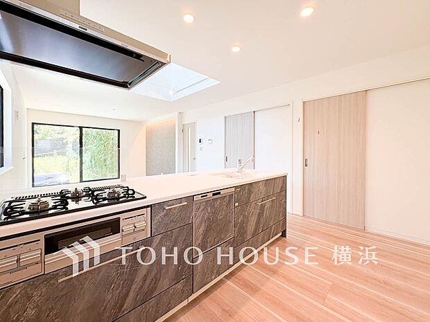 機能性とデザイン性を兼ね備えたシステムキッチン。（1号棟）